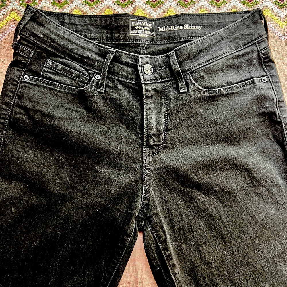 Levi’s Mid Rise Skinny jeans